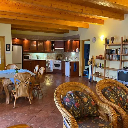 Szolosgyoeroek Kun With 3 Bedrooms On 92 In Apartment *