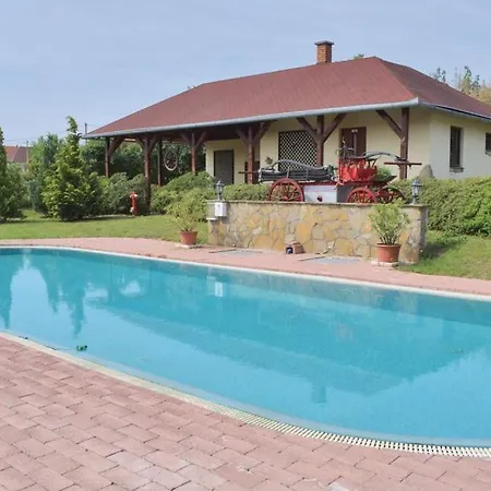 Szolosgyoeroek Kun With 3 Bedrooms On 92 In Apartment *