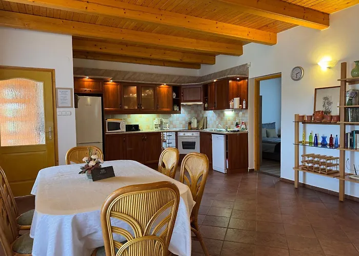 Szolosgyoeroek Kun With 3 Bedrooms On 92 In * Szolosgyorok